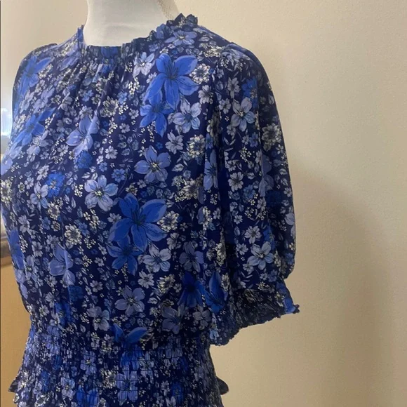 Floral Silken Blue Women's Short Sleeved Top NWT by Sienna Sky - Picture 3 of 5